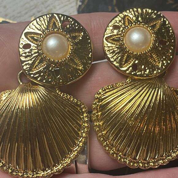 Vintage Large Runway 80s AVON Pearl and Gold Shell Mermaid Beach Earrings D2 - Picture 3 of 8